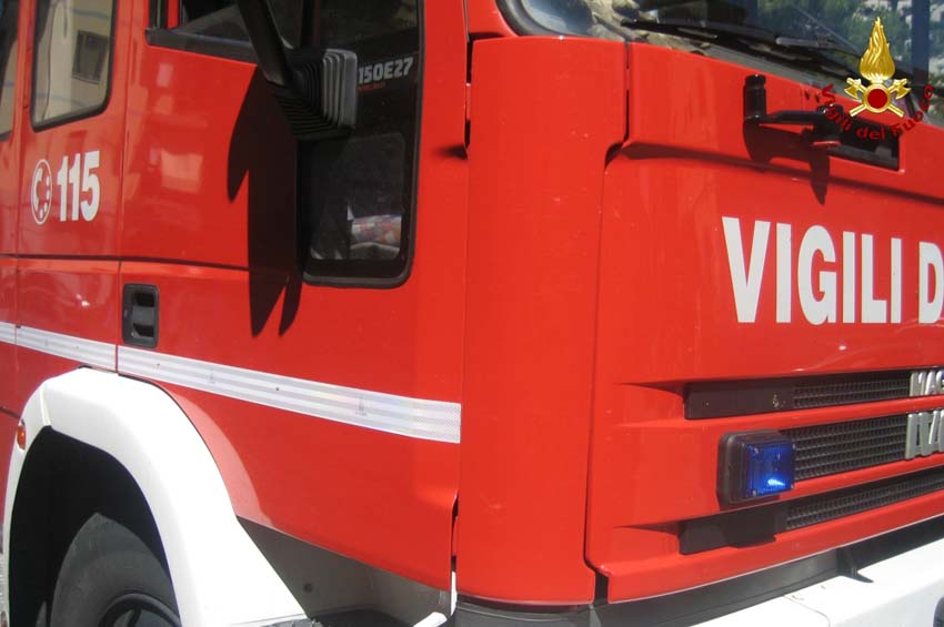 Incendio nel centro di Barletta: fiamme e fumo in una palazzina